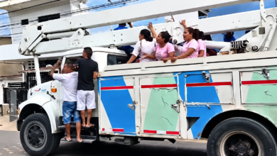 Photo of Imágenes que solo se ven en barranquilla: vecinos suben vehículo de air-e a un camión tras varios días sin luz