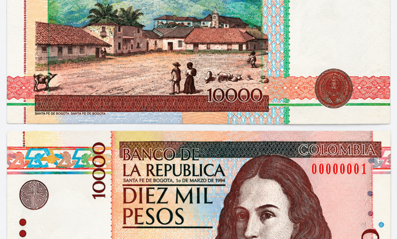 Billete colombiano antiguo de $10.000 con la imagen de Policarpa Salavarrieta y un número de serie bajo.