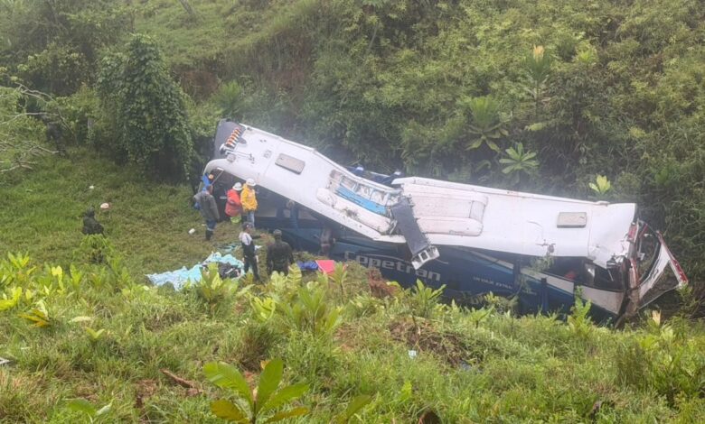 Bus de Copetrán accidentado en un abismo en Puerto Berrío, Antioquia.