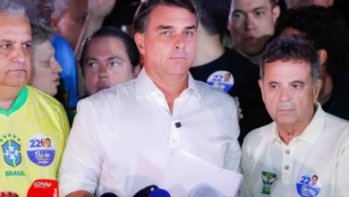 Photo of Flávio Bolsonaro denuncia fraude electoral y se declara presidente electo de Brasil desde Estados Unidos