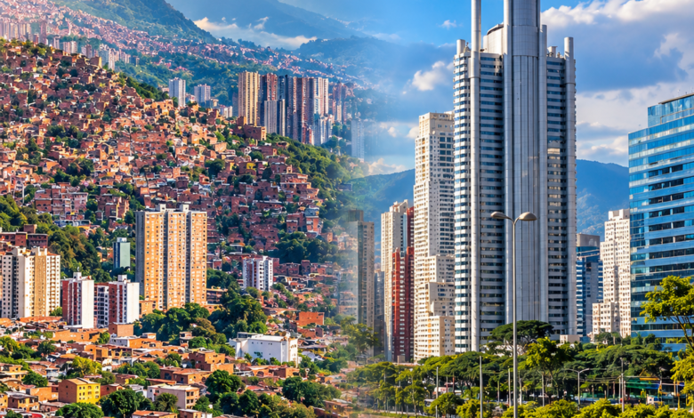 Vista panorámica de Medellín, ciudad colombiana incluida entre las más felices del mundo en 2026.