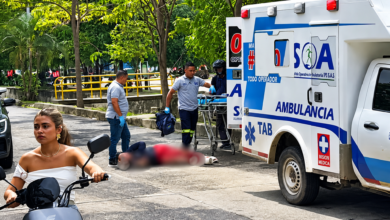 Photo of Mujer sufrió caída de motocicleta frente al centro comercial Alamedas