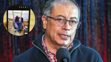 Photo of Camisa similar a una usada por Petro desata polémica tras graves denuncias en su contra