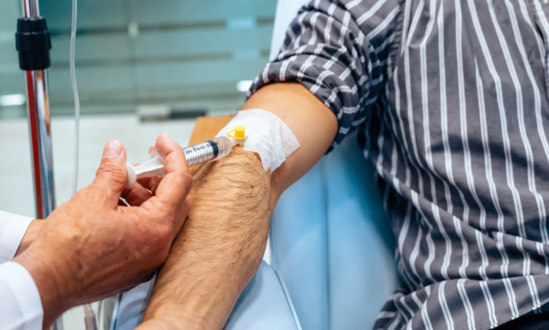 Sueroterapia con vitamina C administrada por vía intravenosa en un centro médico.