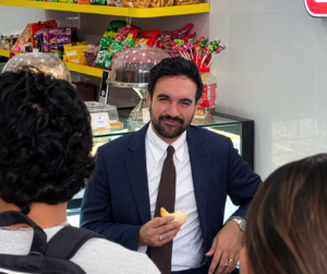 Zohran Mamdani prueba pandebono en una panadería colombiana de Queens