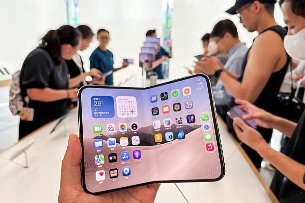 iPhone Duo plegable de Apple con pantalla desplegada en una tienda de tecnología.