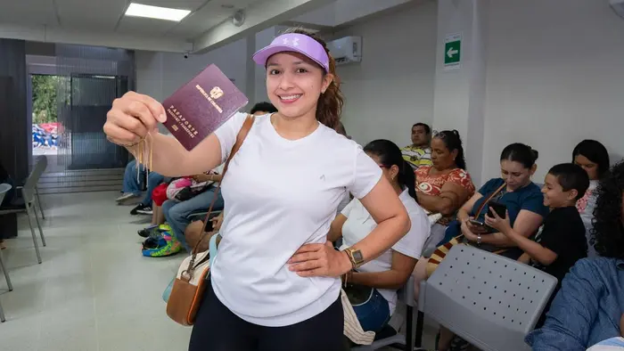 Ciudadano realiza trámite de pasaporte en la Oficina de Pasaportes de Córdoba