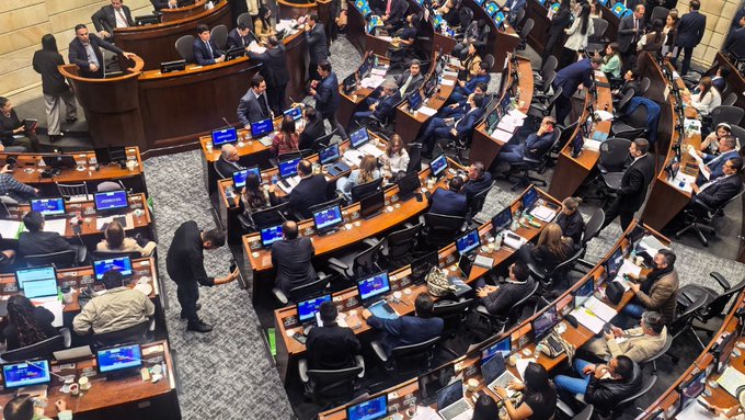 Congresistas durante el debate del Presupuesto General de la Nación para 2027.
